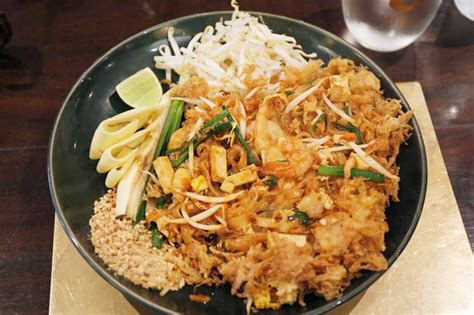 Harrys Världens Bästa Pad Thai Matlagningstävling - En Explosion av Smaker och Skådespelarglädje!