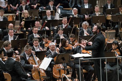 Berliner Philharmoniker Med Berühmte Ben Becker – Ett Musikaliskt äventyr Du Inte Vill Missa!