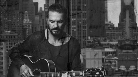 Ricardo Arjona's 'Blanco y Negro' Tour: A Symphony of Nostalgia and Soulful Melodies!